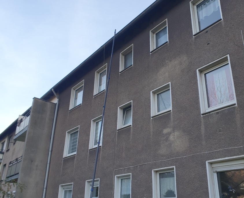 Dachrinnenreinigung von einem 3 Etagen Haus mit Hilfe unseres Dachrinnensaugers