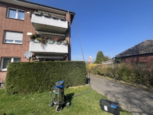 Hausmeisterservice und Dachrinnenreinigung ohne Leiter. Professionell und sicher wurden die Dachrinnen ausgesaugt.